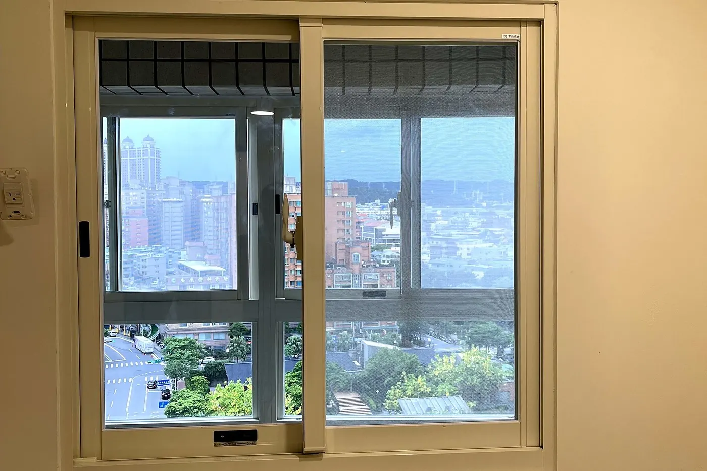 室內看出去的新裝橫拉鋁窗，窗外是城市街景